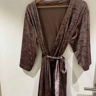 Short velvet bathrobe