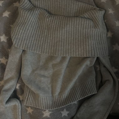 Maglione off-shoulder grigio Subdued