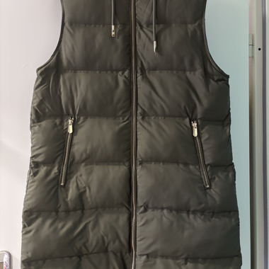Gilet imbottito verde oliva con cappuccio