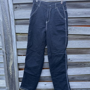 Schwarze Hose mit weißen Kontrastnähten – Gr. 36 