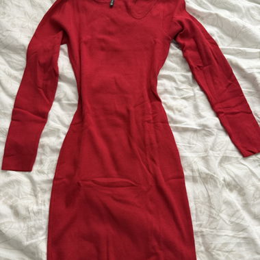 Rotes Strickkleid mit langen Ärmeln