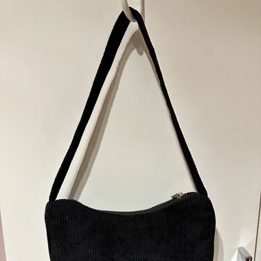 Schwarze Schultertasche in cord-optik