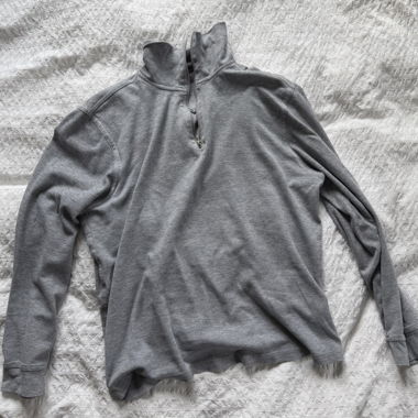 Top grigio con mezza zip