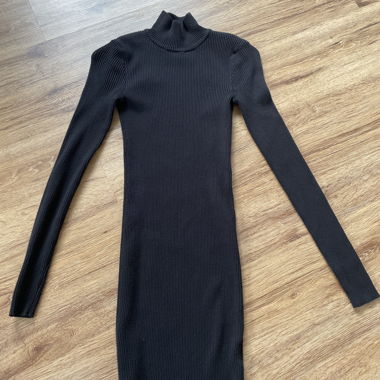 Langes schwarzes geriffeltes Kleid