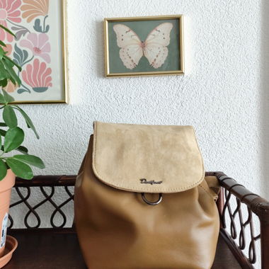 Beiger Rucksack mit Klappe