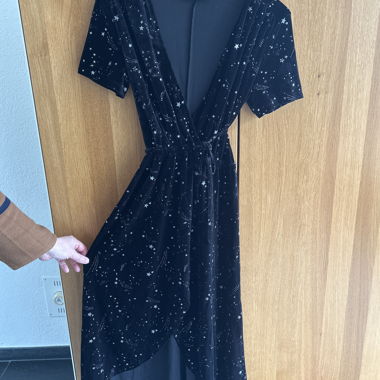 Vestito a portafoglio nero con stelle luccicanti