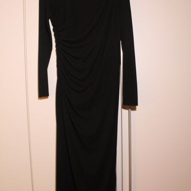 Robe noire à manches longues
