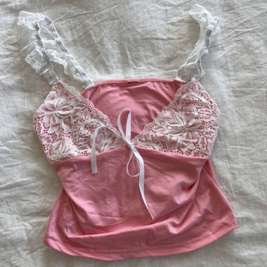 Rosa Camisole-Top mit weißer Spitzenverzierung und Schleifendetail