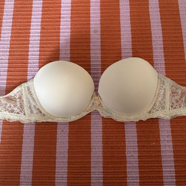 Cremefarbener Spitzen-Pushup-BH