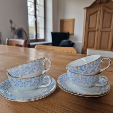 4 Tassen mit Untertellern aus Porzellan
