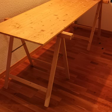 2 tréteaux et 1 plateau en bois (bureau)