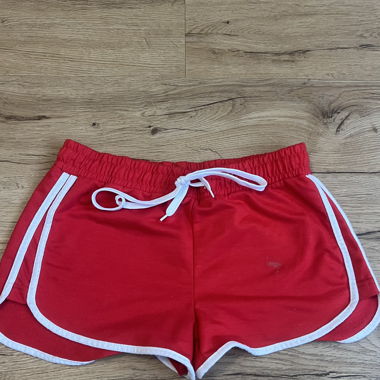 Short court rouge et blanc