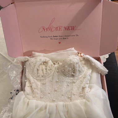 Perlenbesetztes weisses Kleid