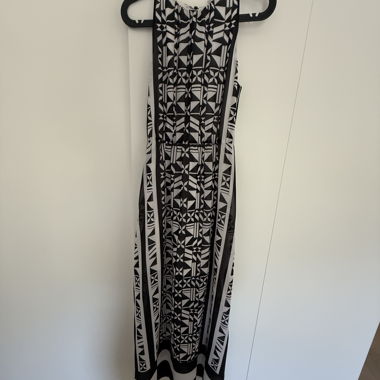 Schwarzweisses ärmelloses Kleid