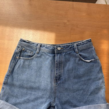 Kurze Jeanshose