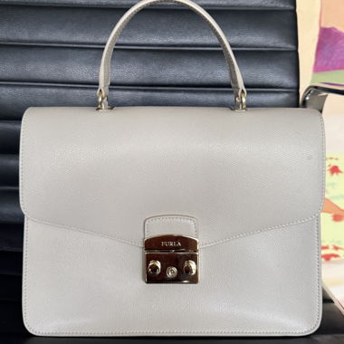 Borsa in pelle Furla grigia con tracolla