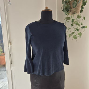 Maglione in fine maglia blu scuro con maniche a volant