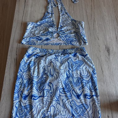 Top- und Rock-Set mit blauem Muster