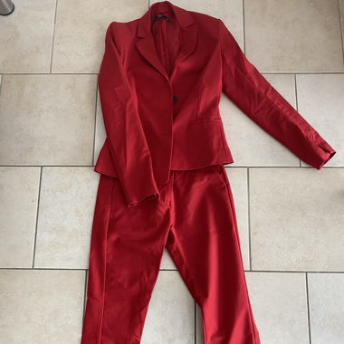 Anzug rot
