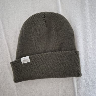Bonnet en tricot vert olive