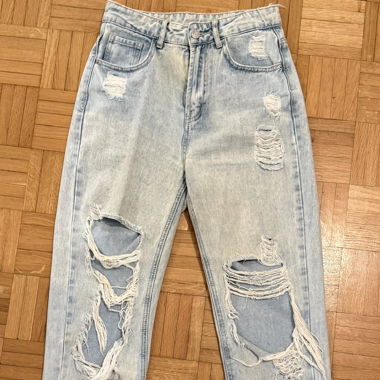 Jeans strappati blu chiaro