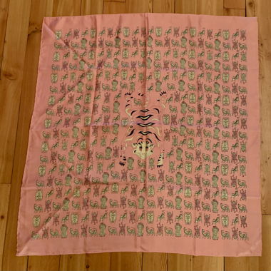 Rosa Seidentuch mit lustigen Katzen