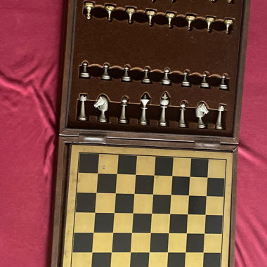 Coffret d'échecs avec pièces en métal