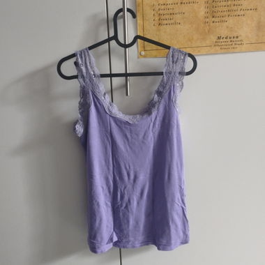 Debardeur violet en dentelle