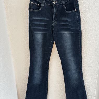 Dunkle Bootcut-Jeans