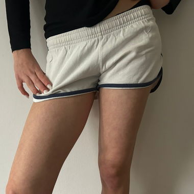 Shorts bianchi Brandy Melville