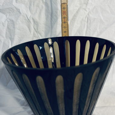 Vaso in vetro nero con decorazione dorata