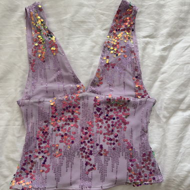 Top violet à sequins