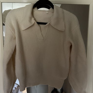 Pull à col blanc
