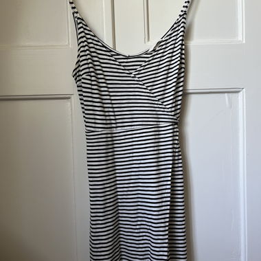 Gerafftes Kleid mit Streifen und Bindegürtel