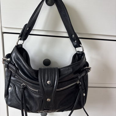 Schwarze Schultertasche