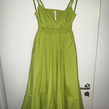 Robe midi verte avec découpes