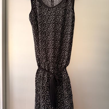 Vestito nero con motivi bianchi e cintura