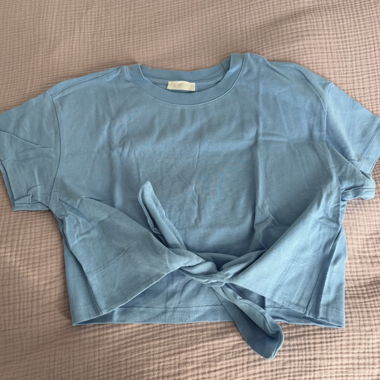 T-shirt crop azzurro chiaro con nodo
