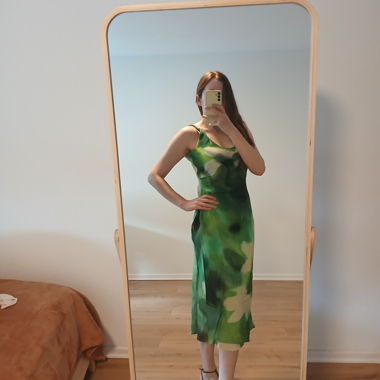 Langes, leuchtend grünes Kleid