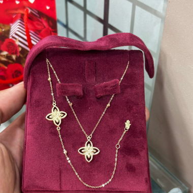 Set di gioielli in oro 18 carati con collana fiore dorato