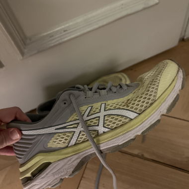 Asics gelbe Sportschuhe