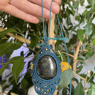 Selbstgemachte Makramee Kette Labradorit