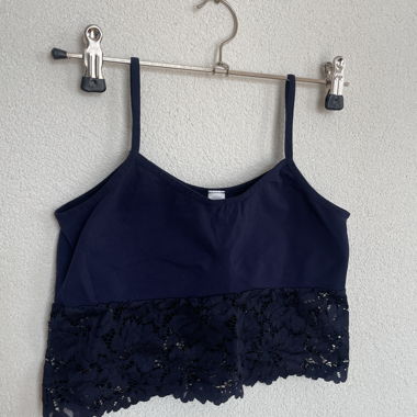 Kurzes Top marineblau mit Spitze