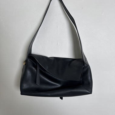 Black shoulder handbag