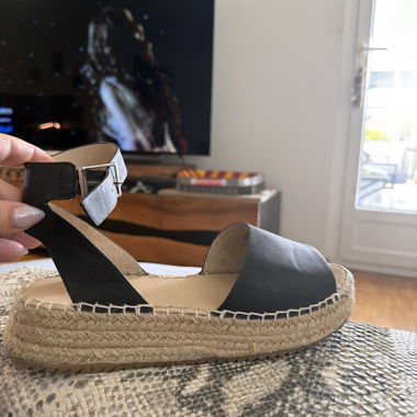Sandali neri con zeppa in espadrillas