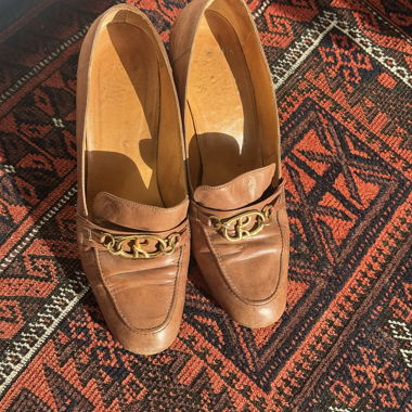 Mocassini con tacco in pelle marrone