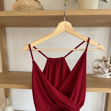 Rotes Oberteil mit Ausschnitt