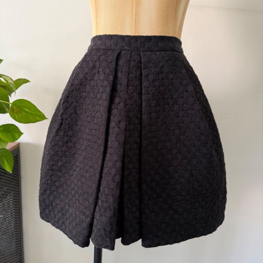 Gonna COS nera con texture – design moderno