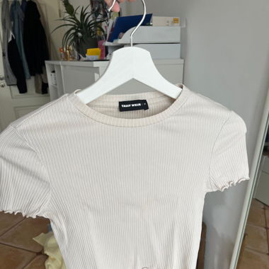 Croptop beige mit gekrausten Ärmel - Bershka