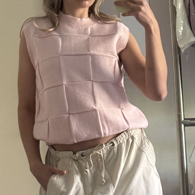 Pink knitted sleeveless top